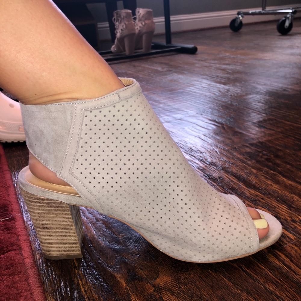 tan/grey open toed heels